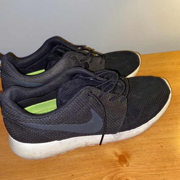 Nike Shoes - Nike Roshe